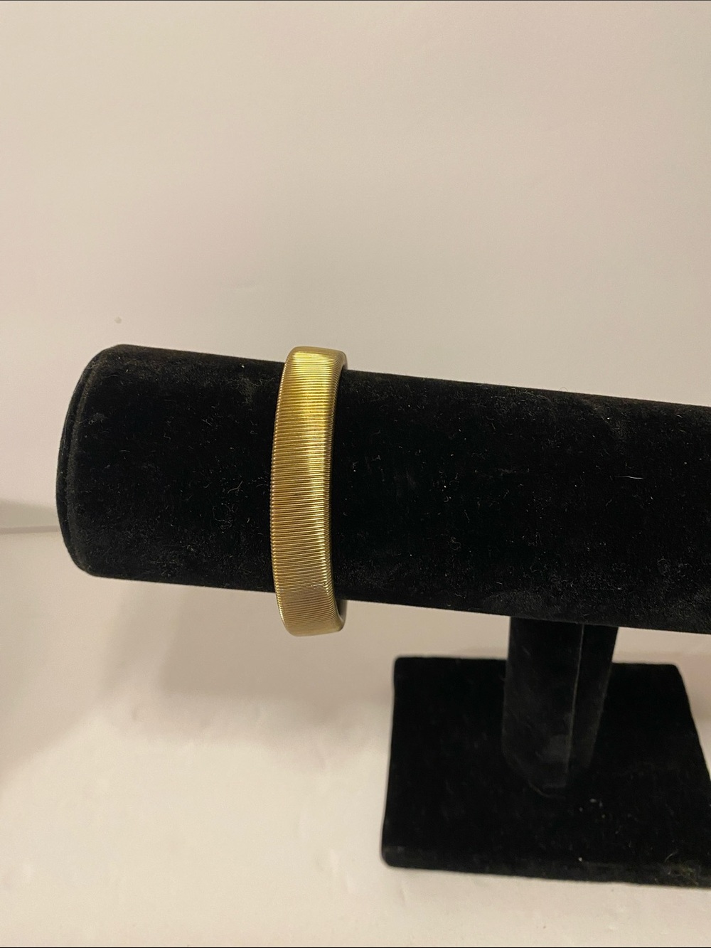 Elastic gold tone bracelet